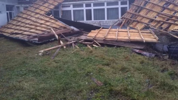 Хижа Ком пострада от силните ветрове, стопаните молят за помощ