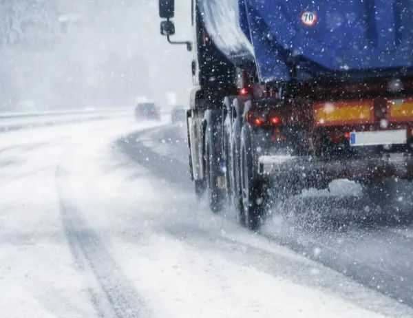 Обилен снеговалеж в Сърбия затруднява трафика 