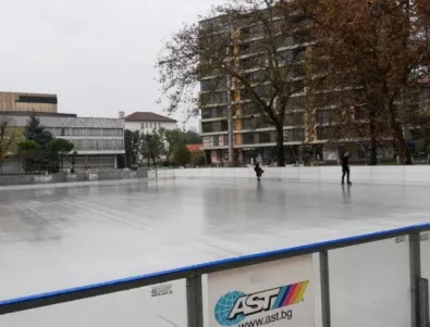 Ледената пързалка в Бургас вече приема посетители
