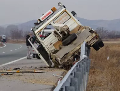 Кола блъсна камионетка на „Пътна помощ
