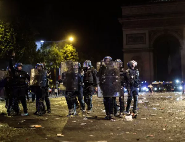 Сблъсъци, горящи автомобили и сълзотворен газ по улиците на Париж (СНИМКИ)