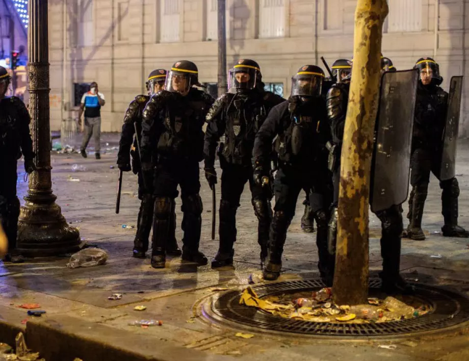 Френската полиция разруши мигрантски лагер на знаков площад в Париж