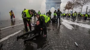 След протестите: Франция с мораториум на ръста на данъците върху горивата
