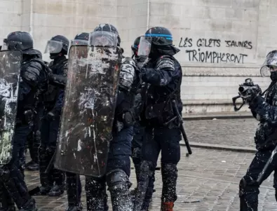 Френската полиция забранява притискането на врата на заподозрените