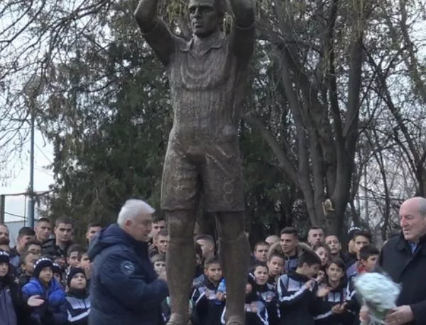 Откриха паметник на футболната легенда Аян Садъков на стадион Лаута в Пловдив