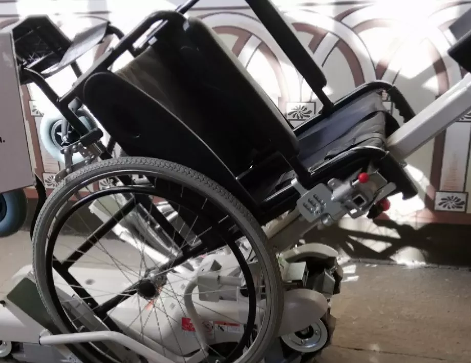 Роботизиран екзоскелет помага на хора в инвалидни колички да ходят (ВИДЕО)