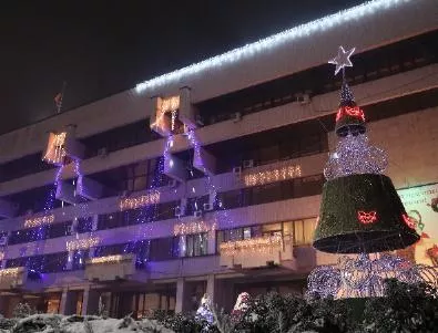 Коледната елха в Русе засия със сгряващи искри в приказен спектакъл