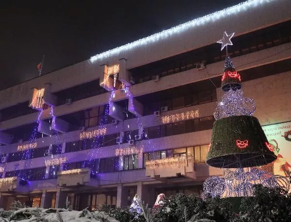 Коледната елха в Русе засия със сгряващи искри в приказен спектакъл