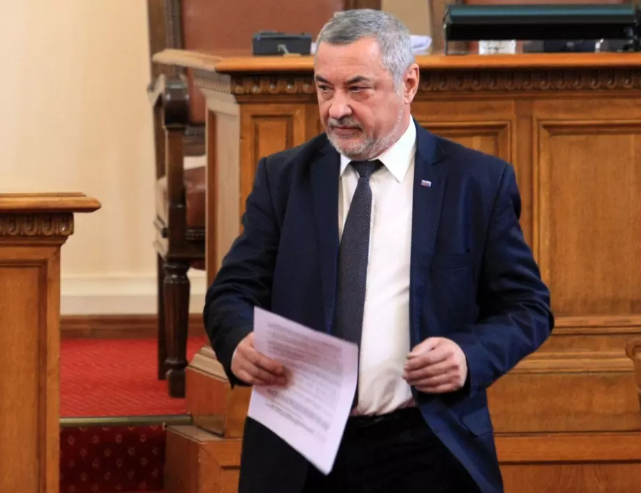 Валери Симеонов: Има нечистоплътна надпревара за сваляне на мерки в правителството