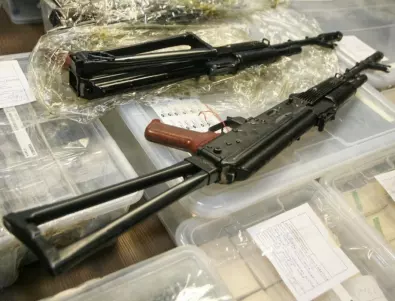 Намериха гранатомет, автомати и 20 кг марихуана в кола в Бургас