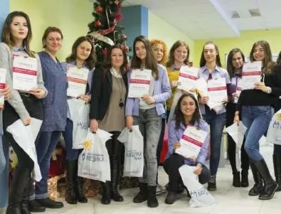Ученици четоха книги на болни в русенска болница  