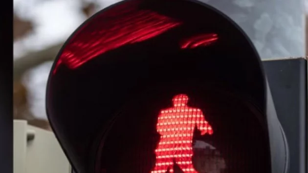 В Лондон заработва първият в света уличен светофар