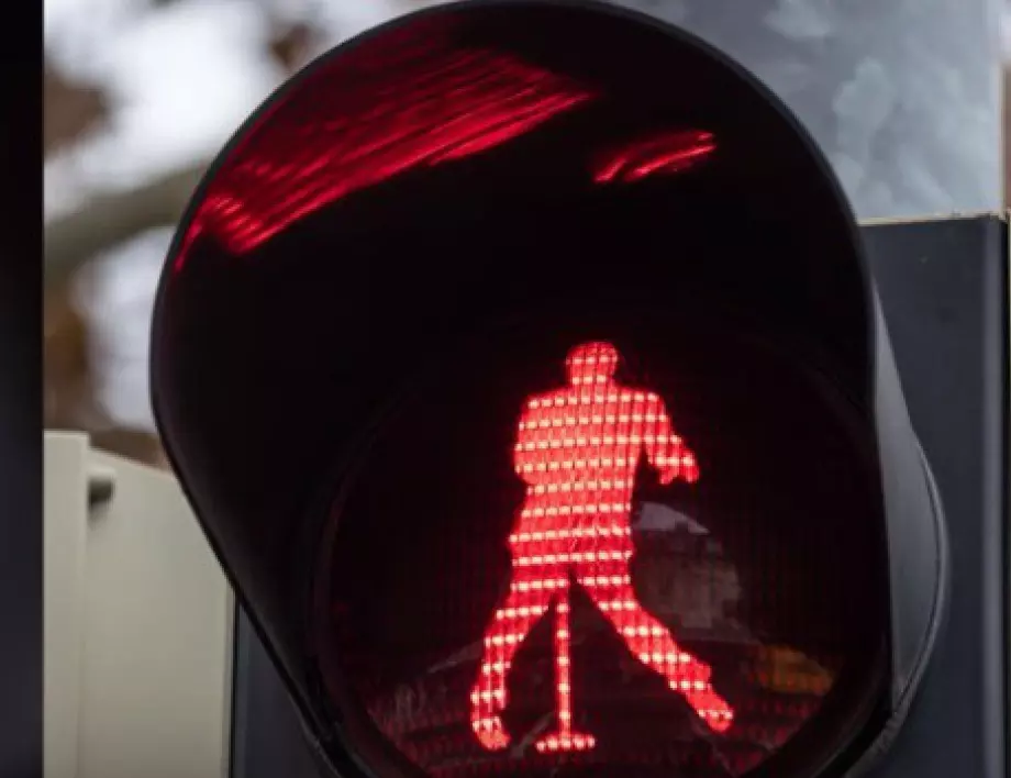 В Лондон заработва първият в света уличен светофар
