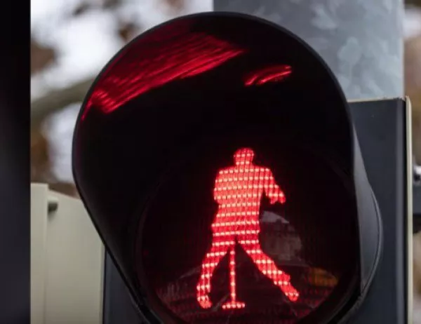 Елвис танцува на светофари в германски град (ВИДЕО)