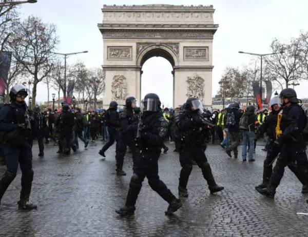 700 души са задържани при протестите на "жълтите жилетки" във Франция