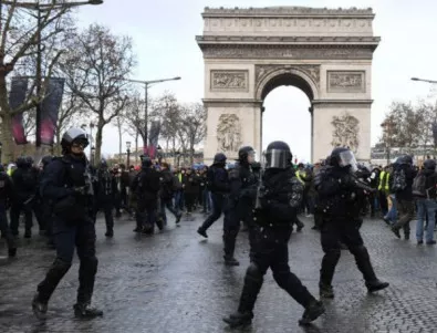Полицаи с водни оръдия и БТР-и завардиха Париж заради 
