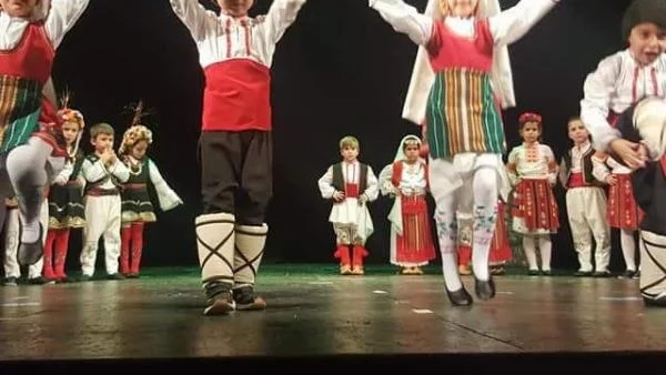 Деца от детска градина "Райна Княгиня" с концерт за Калина