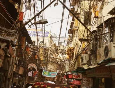 Съдбата на децата от предградията на Делхи - ужасен живот с разфасоване на стари електронни устройства