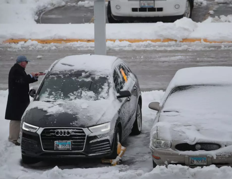 Чистим грешно снега от колата - ето как е правилно