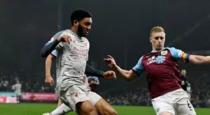 Контузен защитник на Ливърпул преподписа с клуба