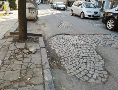 Централна улица в Бургас се нуждае от спешен ремонт (СНИМКИ)