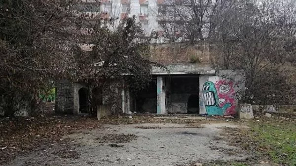 Архитектурен паметник във Варна се е превърнал в сметище и опасно свърталище на наркомани