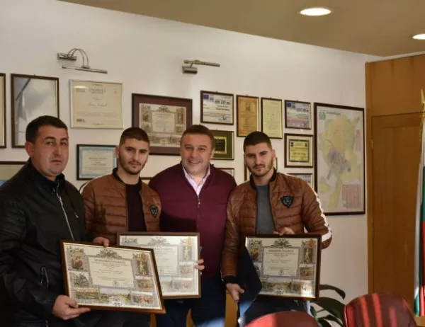 Жители на Благоевград, спасили хора в пожар, получиха грамоти от кмета 