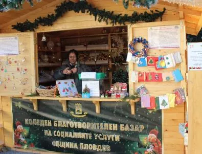 Продават уникални коледни стъклени играчки на благотворителен базар в Пловдив
