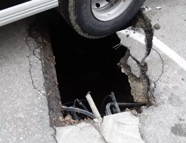 Камион пропадна в шахта в Благоевград (СНИМКИ)