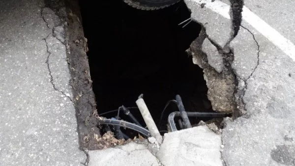 Камион пропадна в шахта в Благоевград (СНИМКИ)