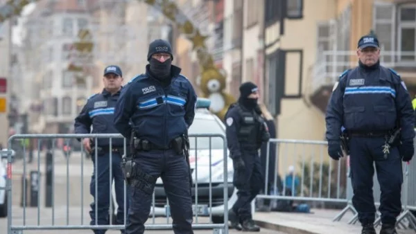 Четирима души, сред които двама пожарникари, загинаха при експлозията в Париж