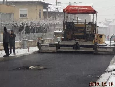 Излъга ли собственикът на фирмата, асфалтираща върху сняг във Велинград?