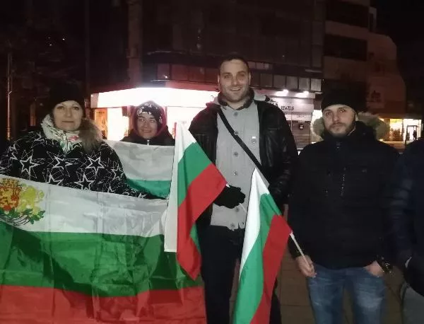 Протестиращи отново развяха знамена в Добрич