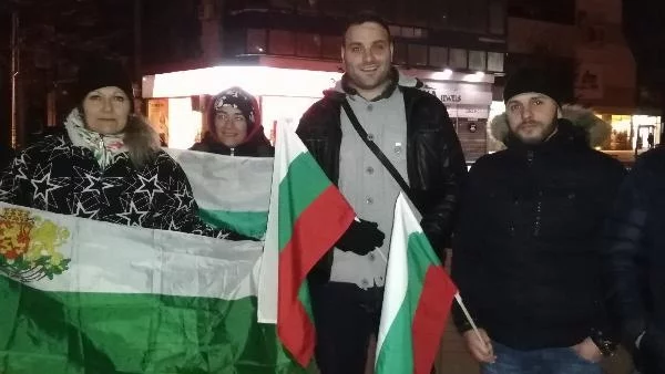 Протестиращи отново развяха знамена в Добрич