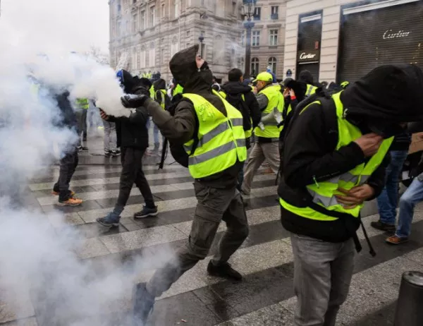 Френската полиция използва сълзотворен газ срещу "жълтите жилетки", има и арестувани
