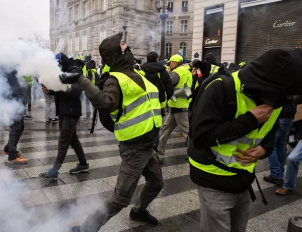 "Жълтите жилетки" блокират пътища и магистрали във Франция