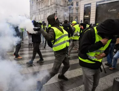 Френската полиция използва водно оръдие срещу „жълтите жилетки“