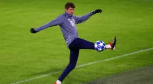 Томас Мюлер събра погледите с отвратително нарушение и директен червен картон (ВИДЕО)