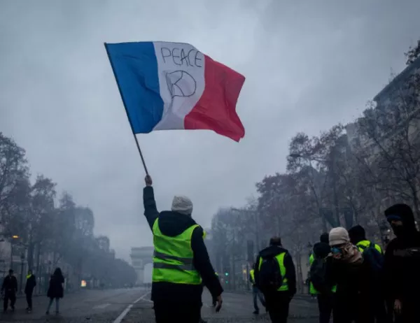 Сблъсъци и десетки арестувани "жълти жилетки" в Париж