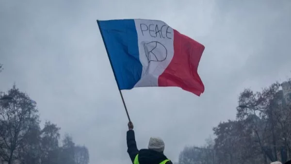 Хиляди се включиха в поредния протест на "жълтите жилетки" във Франция