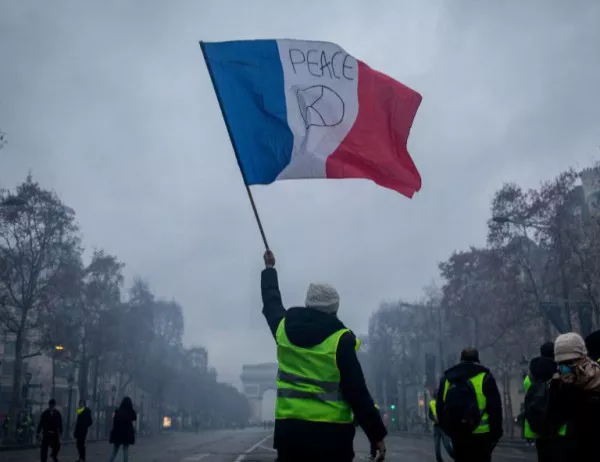 Над 30 000 души се включиха в поредния протест на "жълтите жилетки" във Франция