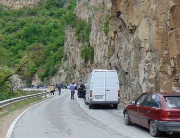 Пълна блокада на пътя Пловдив - Смолян готвят чепеларци