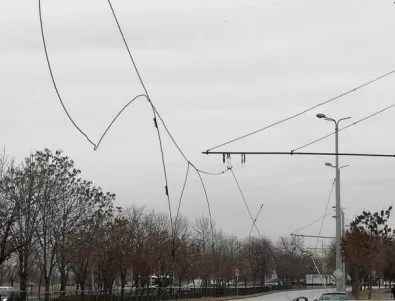 Отново падна част от тролейбусната мрежа в Пловдив (СНИМКИ)