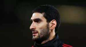 Изстрел на Маруан Фелайни срещу Ливърпул свали стюард на земята (ВИДЕО)