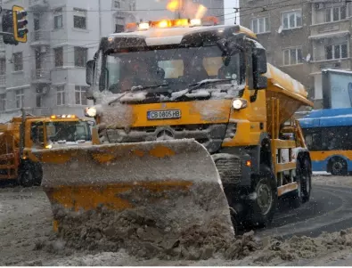 171 снегорина разчистват улиците в София 