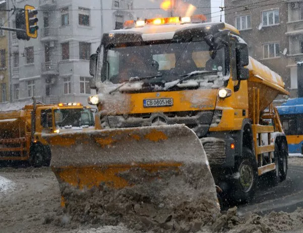 Как снегорин чисти сняг в София - като зарива човек (ВИДЕО)
