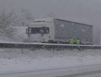 Заради снега: Огромно задръстване по магистрала 