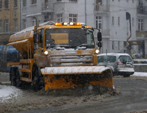 Над 130 снегопочистващи машини са на терен в София