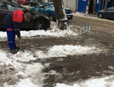 Обработват улиците в София заради снеговалежите