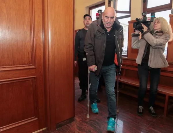 Връщат в ареста Ценко Чоков, той се появи с патерици в съда